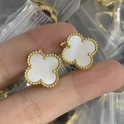 New Arrival Van Cleef & Arpels Earring J806.