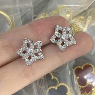 New Arrival Van Cleef & Arpels Earring J816.