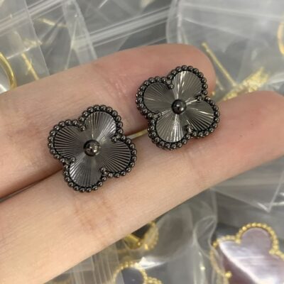 New Arrival Van Cleef & Arpels Earring J822.