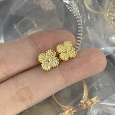New Arrival Van Cleef & Arpels Earring J824.