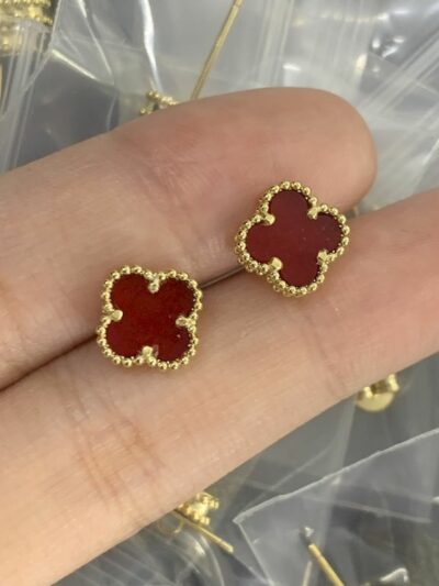 New Arrival Van Cleef & Arpels Earring J802.