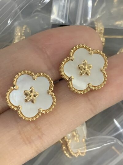 New Arrival Van Cleef & Arpels Earring J804.