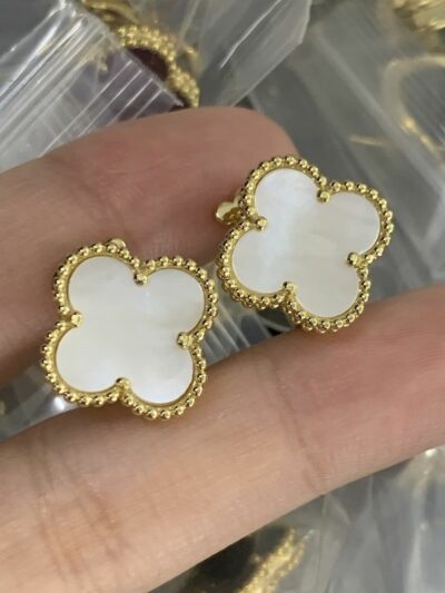 New Arrival Van Cleef & Arpels Earring J806.