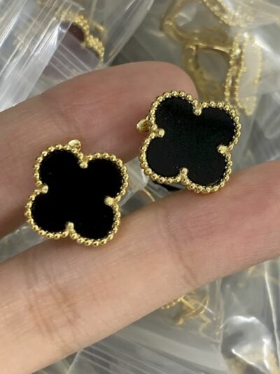 New Arrival Van Cleef & Arpels Earring J809.