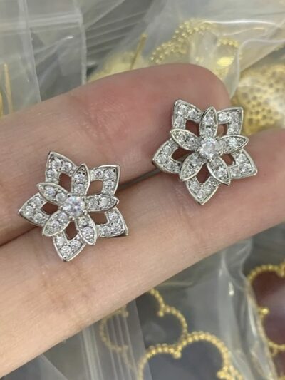 New Arrival Van Cleef & Arpels Earring J816.