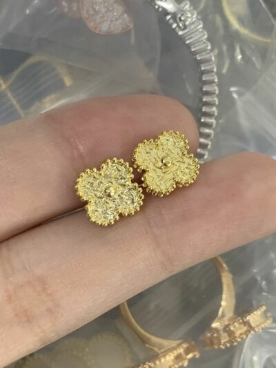 New Arrival Van Cleef & Arpels Earring J824.